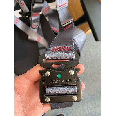 The fall arrest harness Powertex HW ECO PLUS buckle